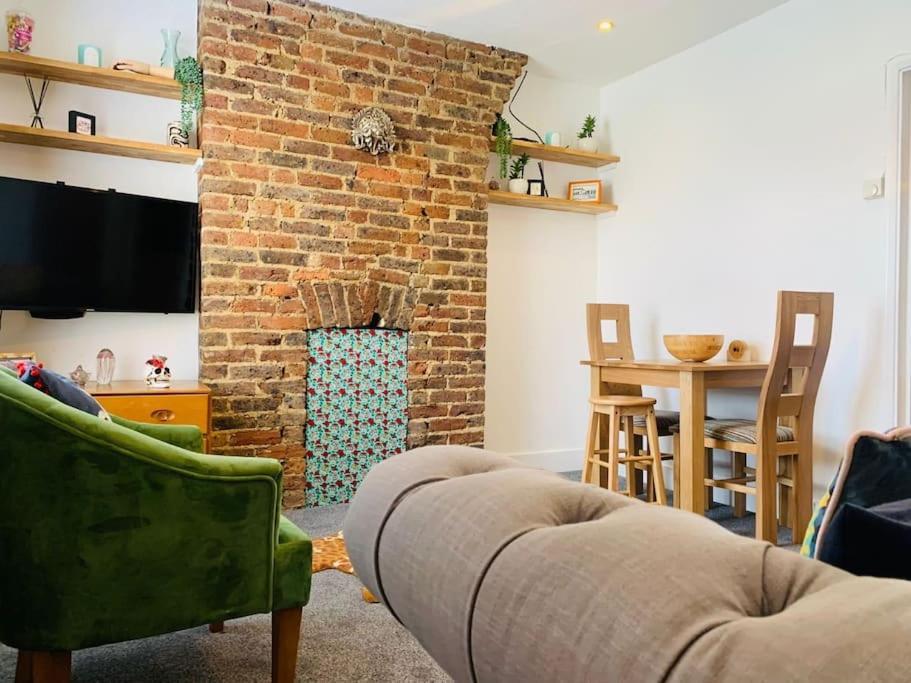 Funky 2 Bedroom Apartment In Town Centre Newport Beach Exterior foto